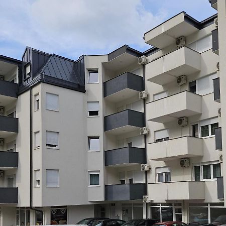 Adav Luxus Apartment วิโซโค ภายนอก รูปภาพ